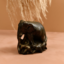 Görseli Galeri görüntüleyiciye yükleyin, Dekoratif Simli Kokusuz Fil Mum Kahverengi